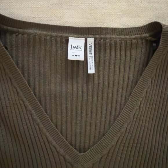 Fitted Green Ribbed Long Sleeve V-Neck Shirt from Simons (By TWIK) - Size Medium - Picture 4 of 6